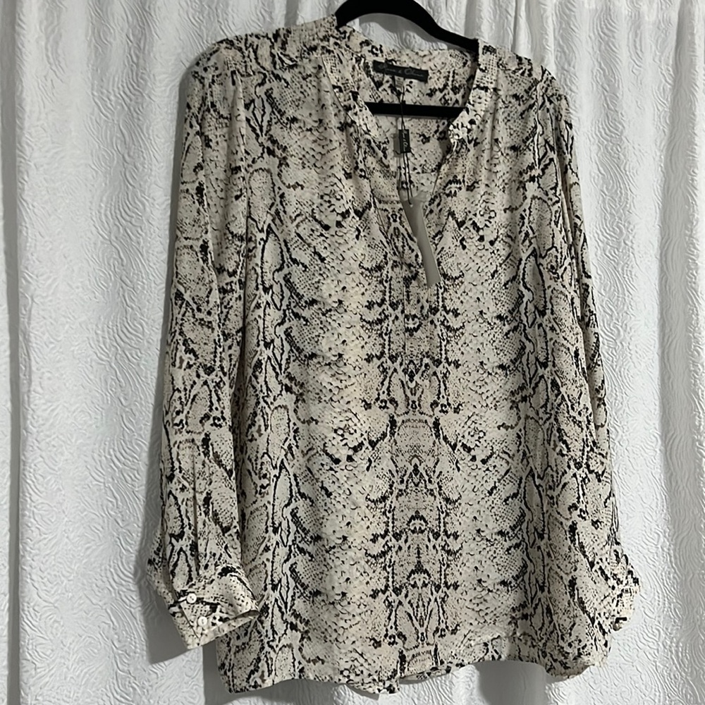 Beautiful leopard blouse , can be work with leggings , jeans or work too.